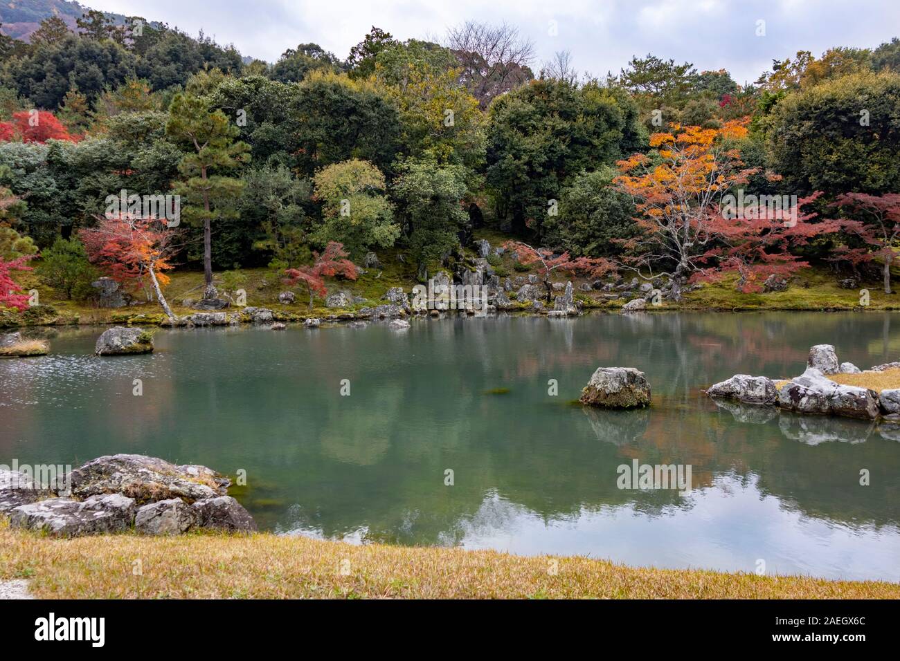 Il giardino e il lago con i colori dell'autunno, originariamente creato da Musō Soseki, dell'Tenryū-ji Zen tempio buddista, Kyoto, Giappone Foto Stock