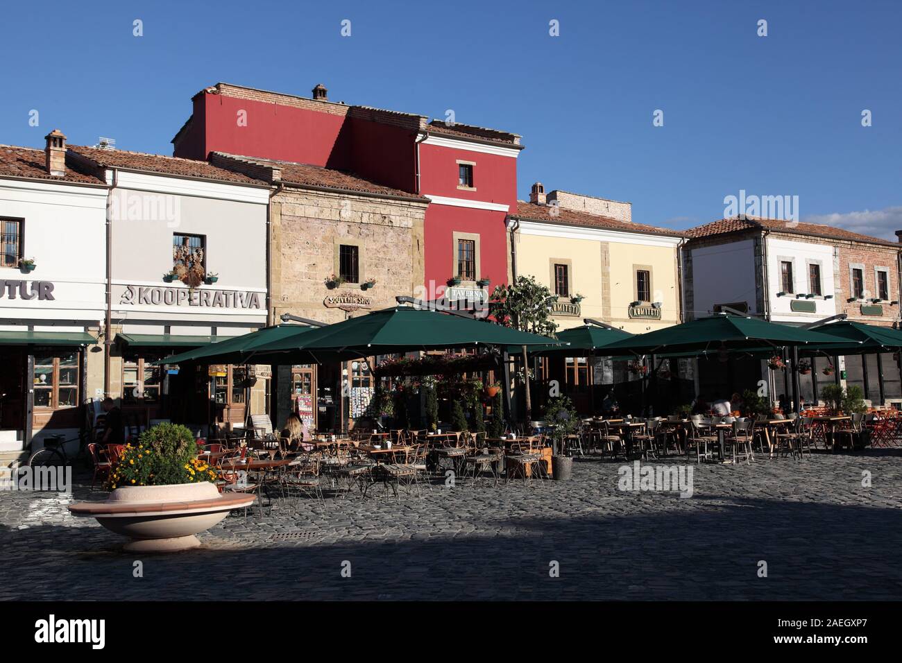 Rinnovato bar e ristoranti a Sh Liria area di mercato di Korca, in Albania Foto Stock