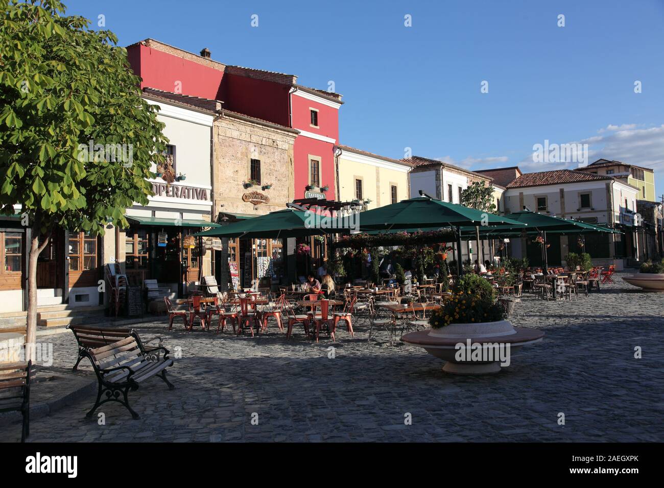Rinnovato bar e ristoranti a Sh Liria area di mercato di Korca, in Albania Foto Stock
