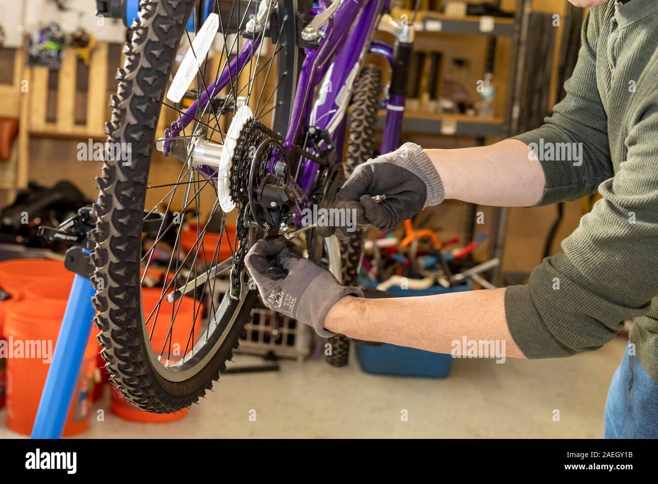 Detroit, Michigan - un volontario rende le riparazioni su una bicicletta, uno delle migliaia di moto usate che biciclette gratuite 4 Kidz raccoglie ogni anno, riparazioni e Deco Foto Stock