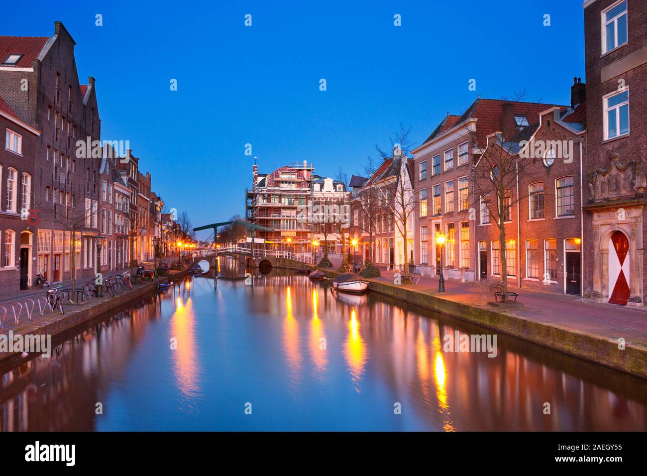 Un canale nella città di Leiden, Paesi Bassi durante la notte. Foto Stock
