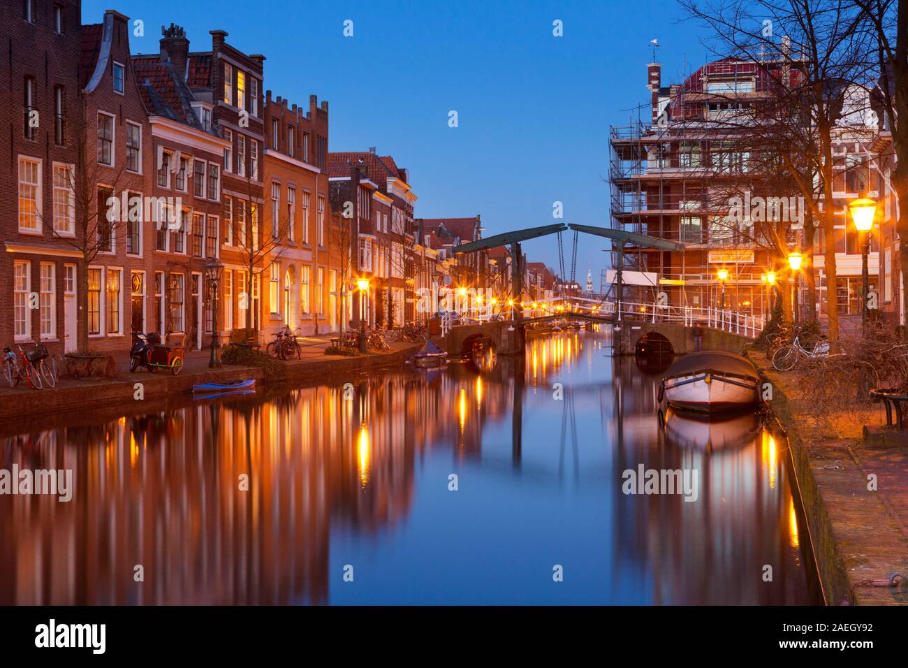 Un canale nella città di Leiden, Paesi Bassi durante la notte. Foto Stock