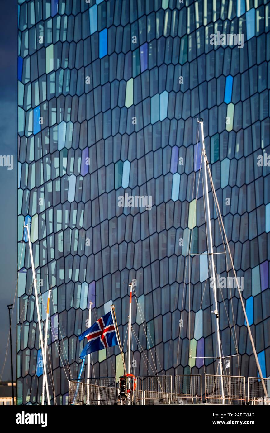 Bandiera islandese con Harpa negli sfondi, Reykjavik, Islanda Foto Stock