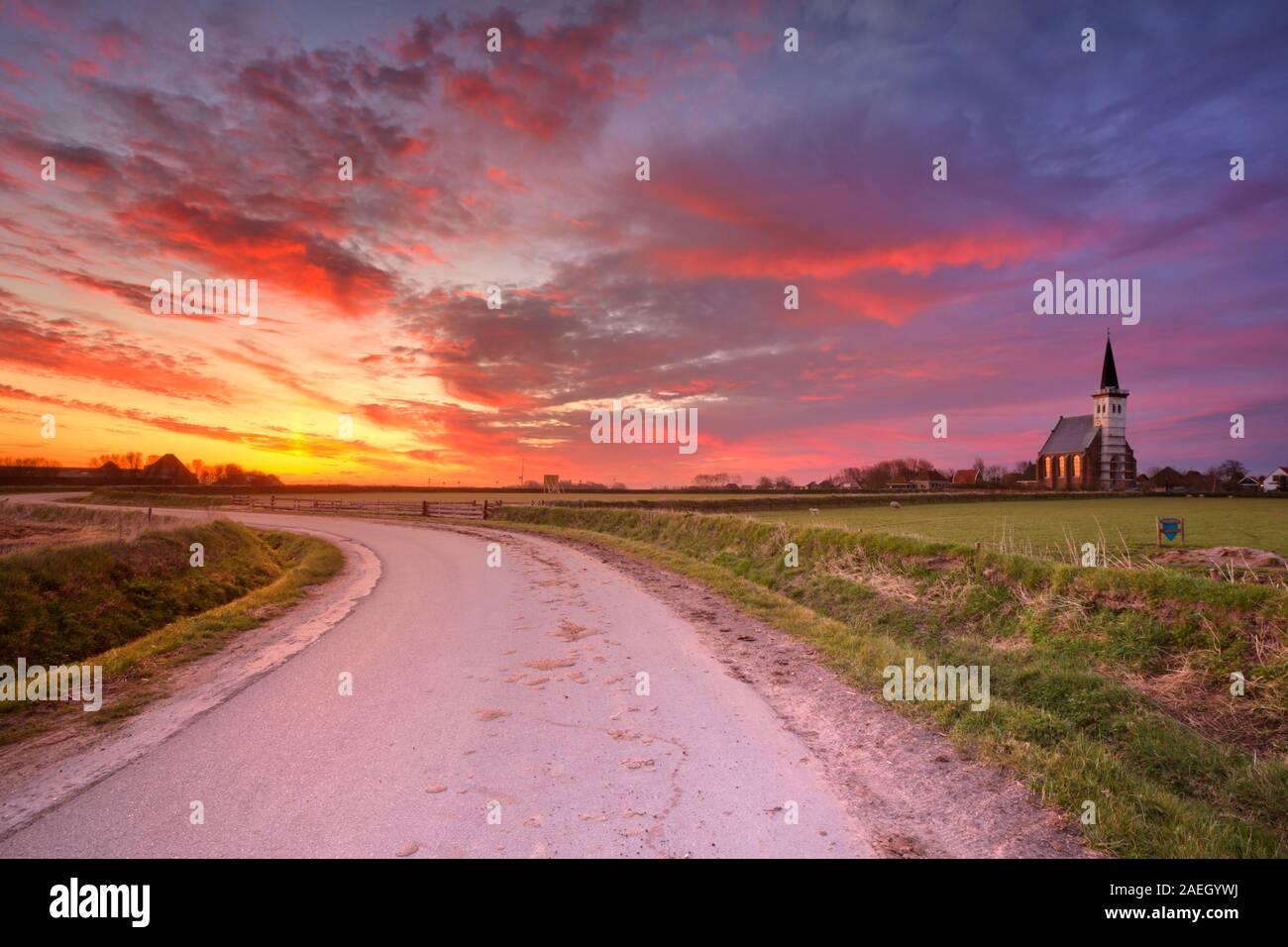 La chiesa di Den Hoorn sull isola di Texel in Olanda a sunrise. Foto Stock