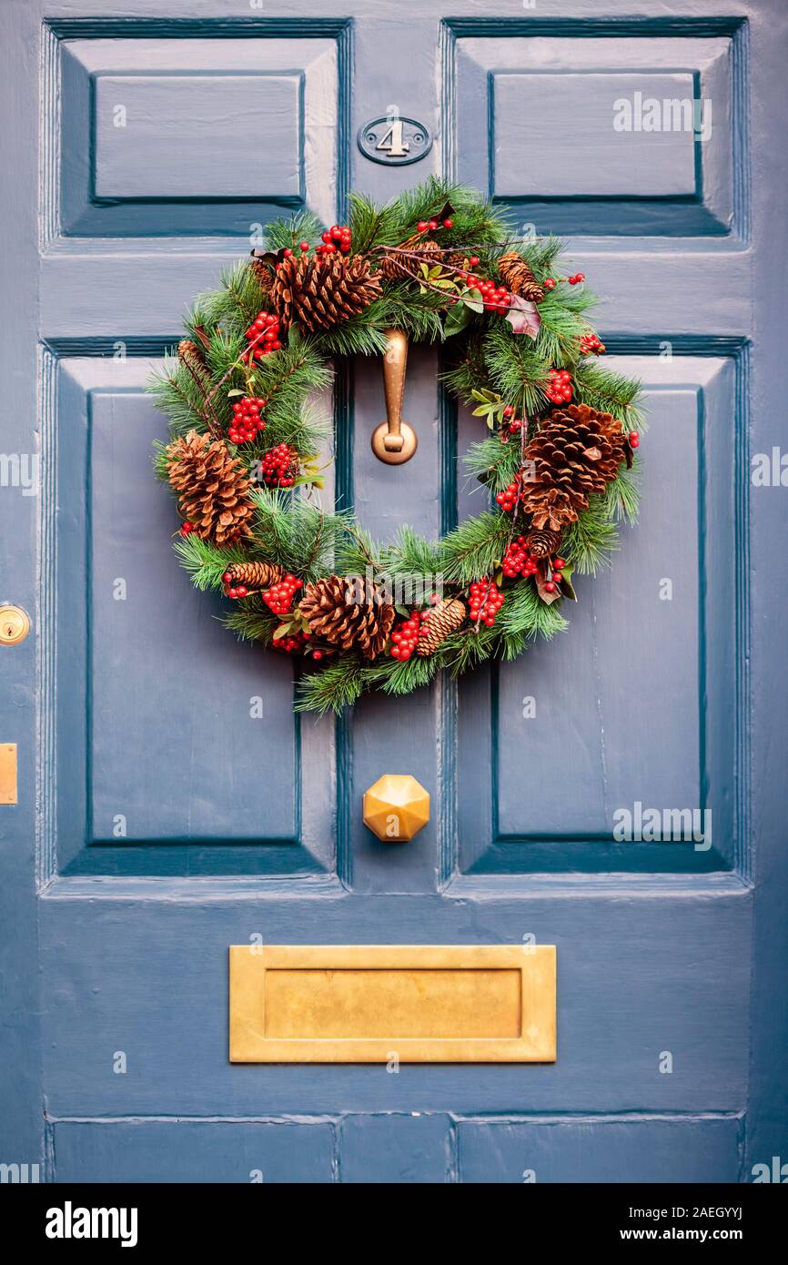 Ghirlanda di Natale su una porta anteriore, UK. Foto Stock