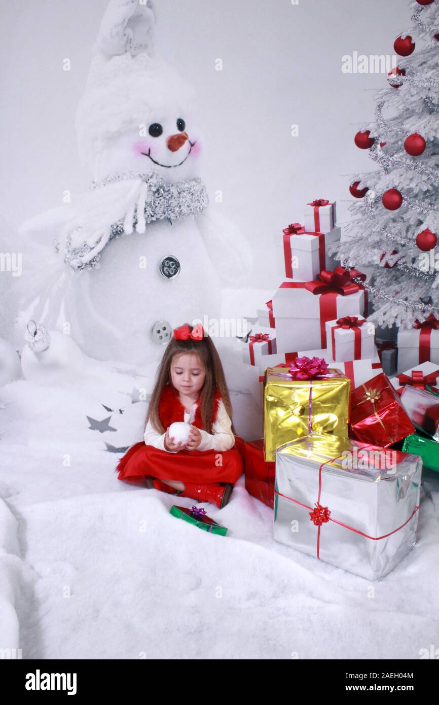 Regali Di Natale Ragazza.Ragazza Con Regali Di Natale Foto Stock Alamy