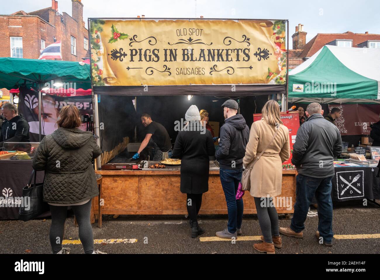 Farnham Mercatino di Natale 2019 a Farnham Town Center, Surrey, Regno Unito - stallo vendita di suini in coperte Foto Stock