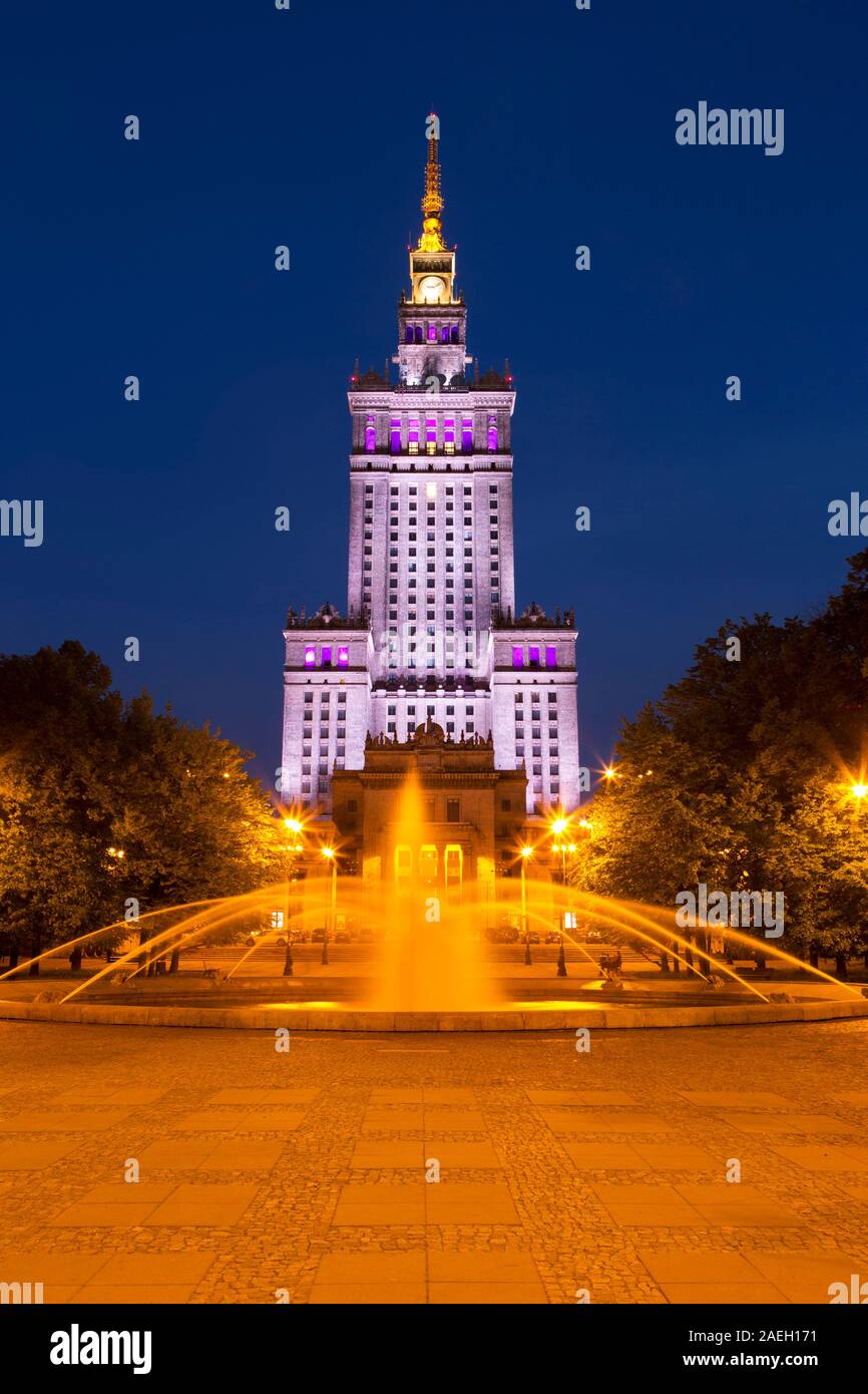 Il Palazzo della Cultura e della scienza a Varsavia in Polonia durante la notte. Foto Stock