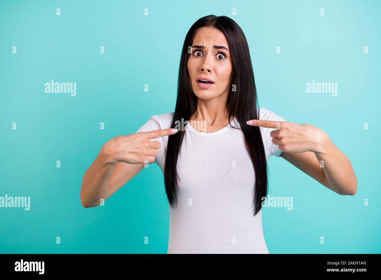 Foto di scontento triste crazy ragazza rivolta a se stessa che esprimono oltraggioso emozioni sulla faccia non sapere il motivo per cui lei non è stato scelto vivaci isolato Foto Stock