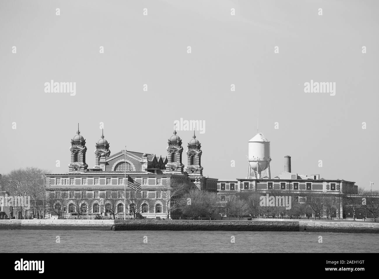 Ellis Island e il museo in monocromia visto dal traghetto Foto Stock