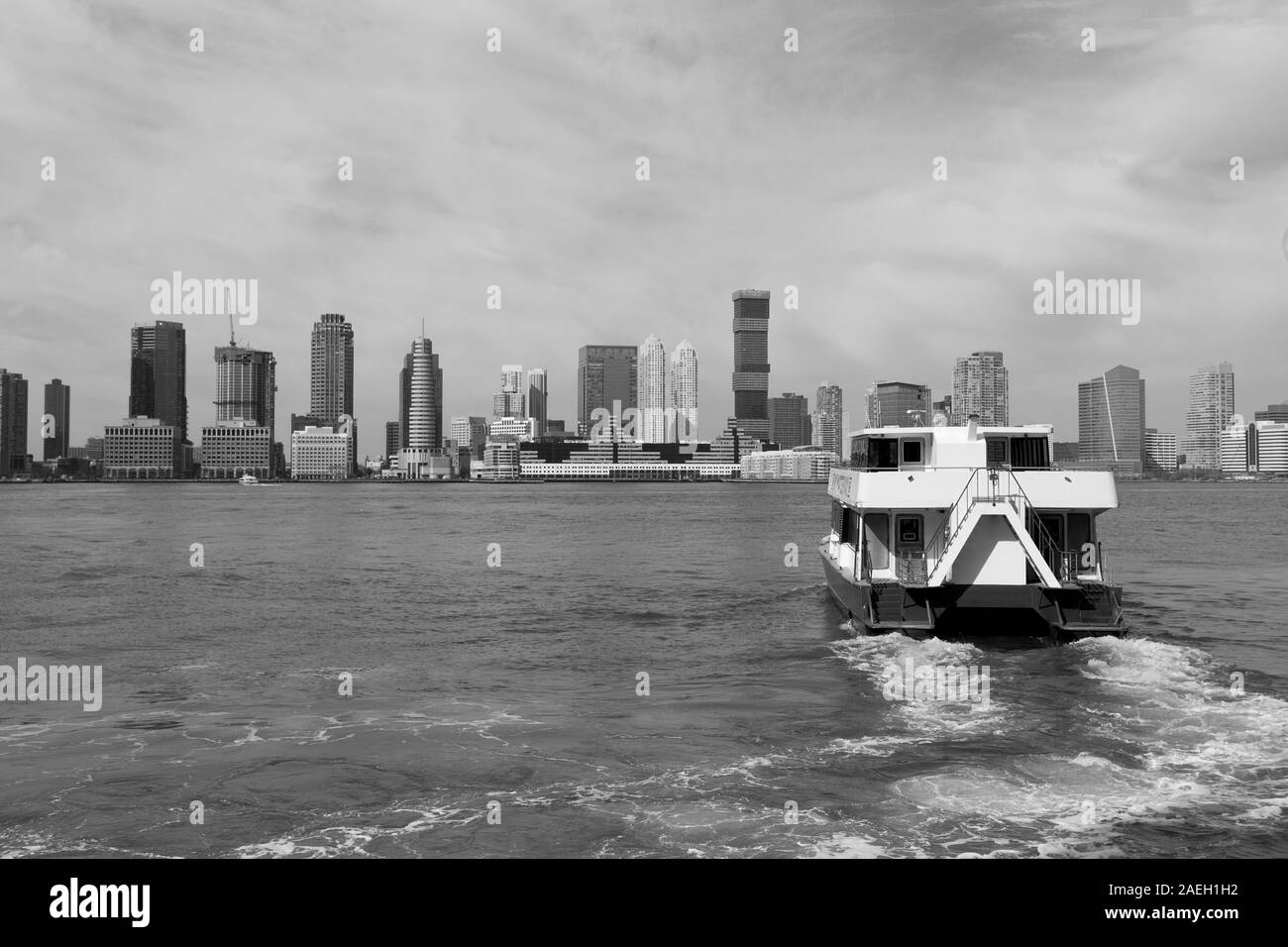 Un traghetto attraversa il fiume Hudson, New York Foto Stock