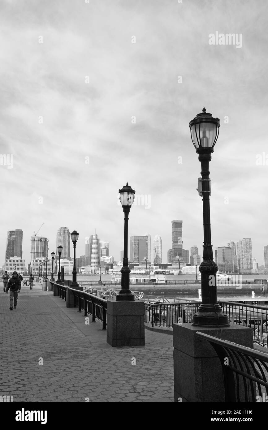 City Park Esplanade, New York e Jersey City skyline in bianco e nero Foto Stock
