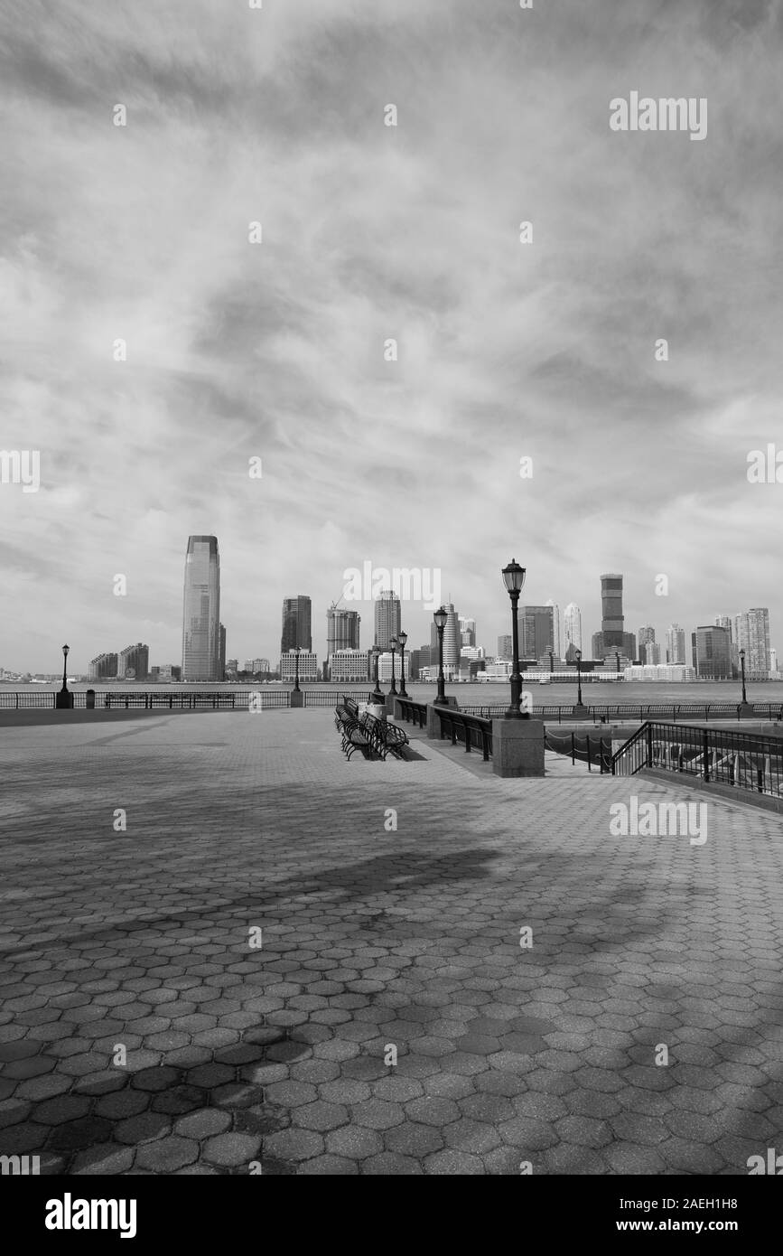 City Park Esplanade, New York e Jersey City skyline in bianco e nero Foto Stock