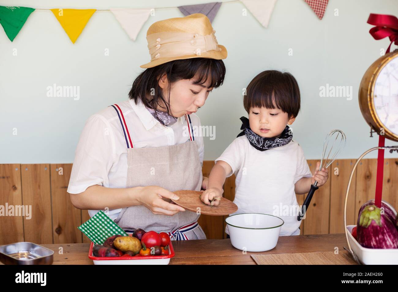 Donna giapponese e il ragazzo che sta in una farm shop, preparare il cibo. Foto Stock