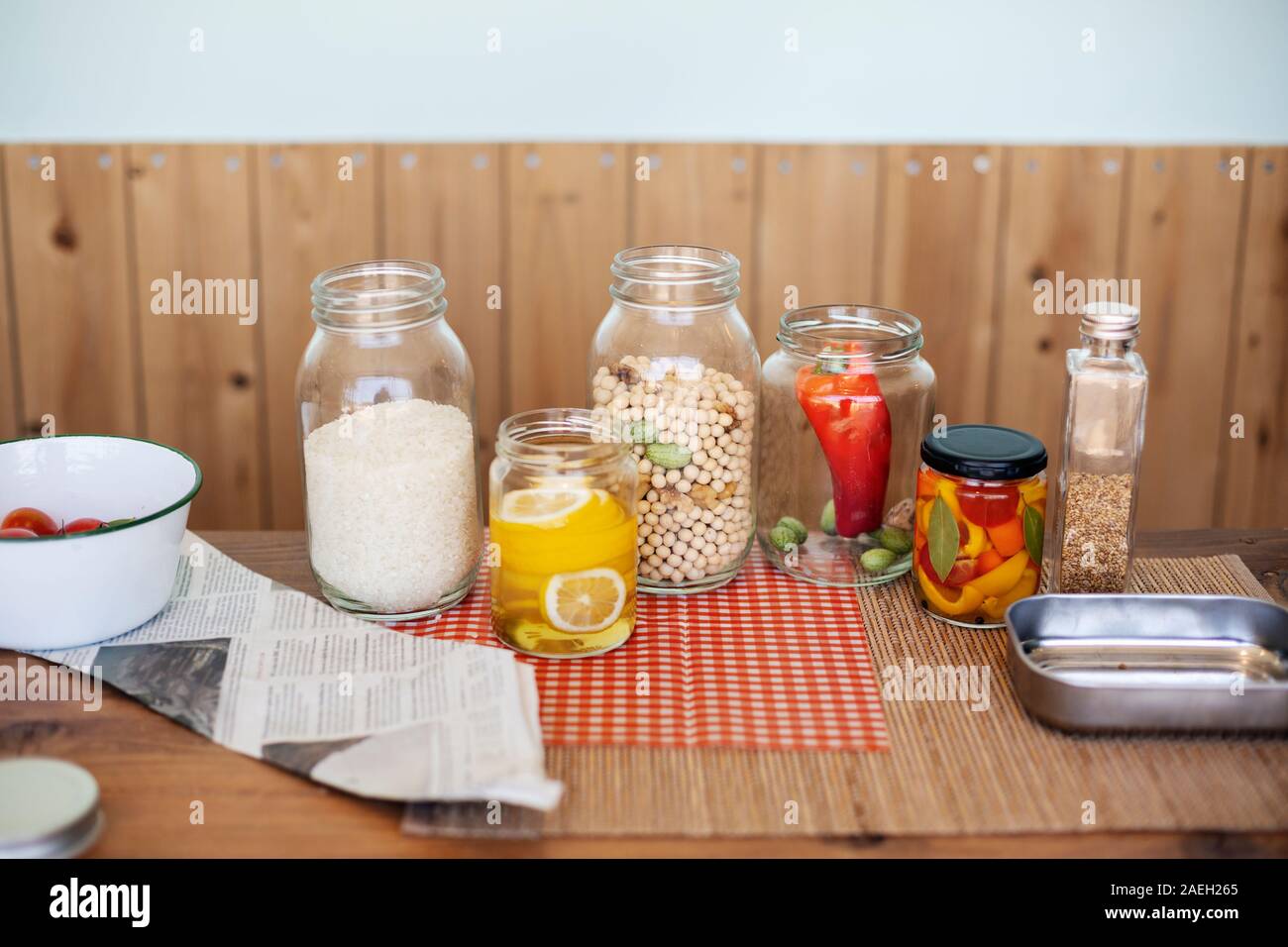 In prossimità di una selezione di prodotti alimentari e a condimenti in vasetti di vetro in una farm shop. Foto Stock