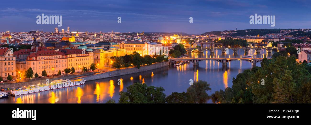 Ponti sul fiume Moldava a Praga, Repubblica Ceca. Fotografato dal di sopra di notte. Foto Stock