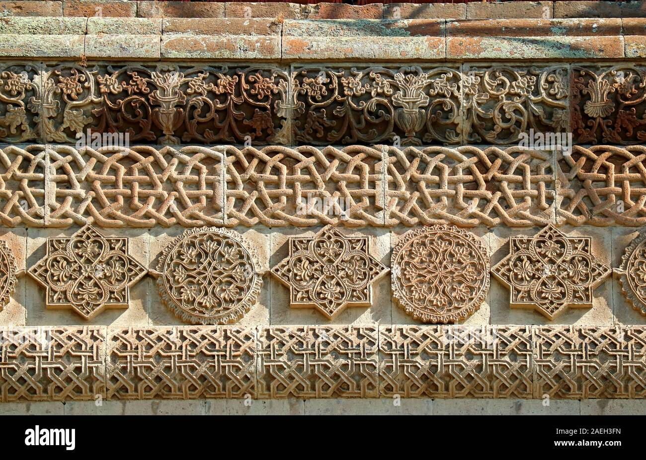 Splendida scultura in pietra ornamenti sulla facciata della madre vedere di Santa Etchmiadzin cattedrale, Città Vagharshapat, Armenia Foto Stock