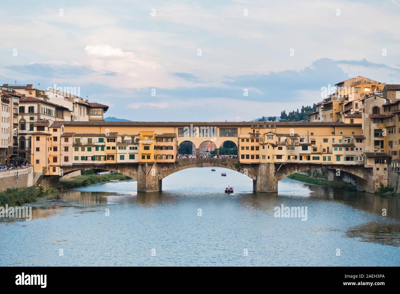 Ponte Vecchio e architettura lungo il fiume Arno in Firenze, Toscana, Italia Foto Stock