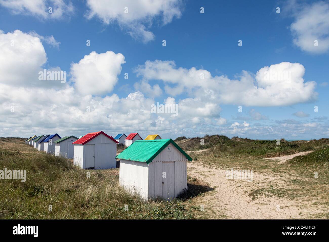 Pittoresca spiaggia di capanne a Gouville-sur-Mer, Normandia, Francia Foto Stock