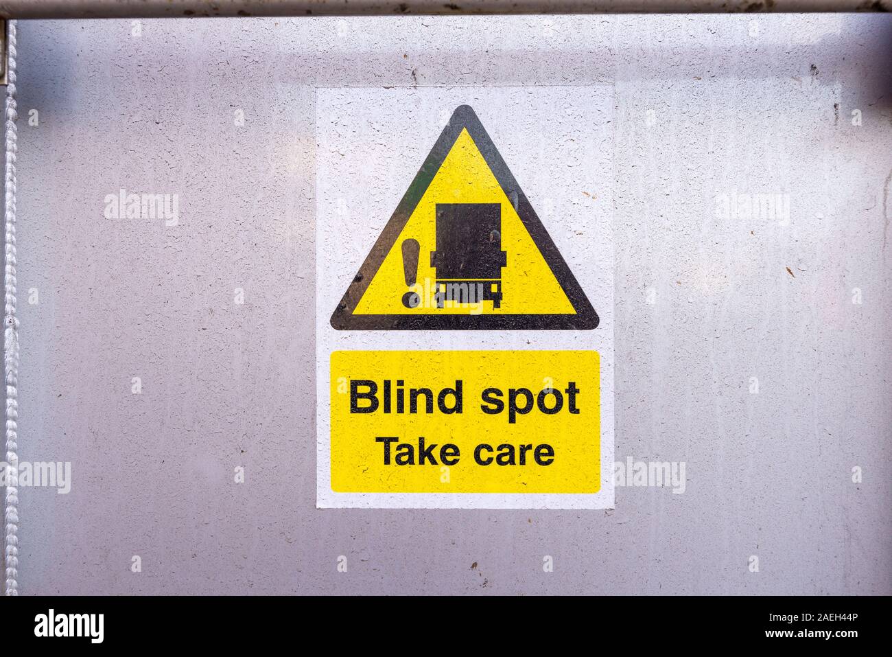 Segnale di avvertimento sul retro di un autocarro pesante dicendo Blind spot, prendersi cura Foto Stock