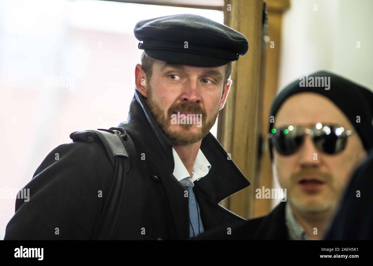 Dachau, Baviera, Germania. Il 9 dicembre, 2019. La cosiddetta ''žVolkslehrer' ('popoli''˜ insegnante'') Nikolai Nerling indossando un Thorr del martello con una Rune Hagal su di esso è apparso all'Amtsgericht di Dachau oggi per rispondere alle accuse di Negazionismo mentre sul campo di concentramento di Dachau motivi nel febbraio del 2019. Disegni di lui è stato co-accusato Stefan Z. La ex scuola di Berlino insegnante è una figura importante nella estremista di destra, esoterico e Reichsbuerger (cittadino sovrano) scene, offrendo pseudo-intellettuale negazione dell'Olocausto teorie come punti di discussione per i suoi seguaci, spesso la caduta Foto Stock