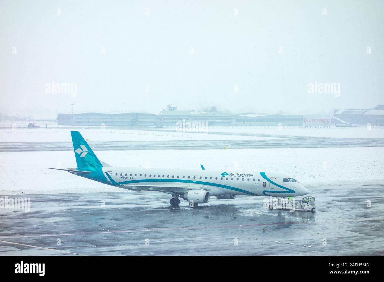 In aereo sulla strada per il decollo in una tempesta di neve Foto Stock