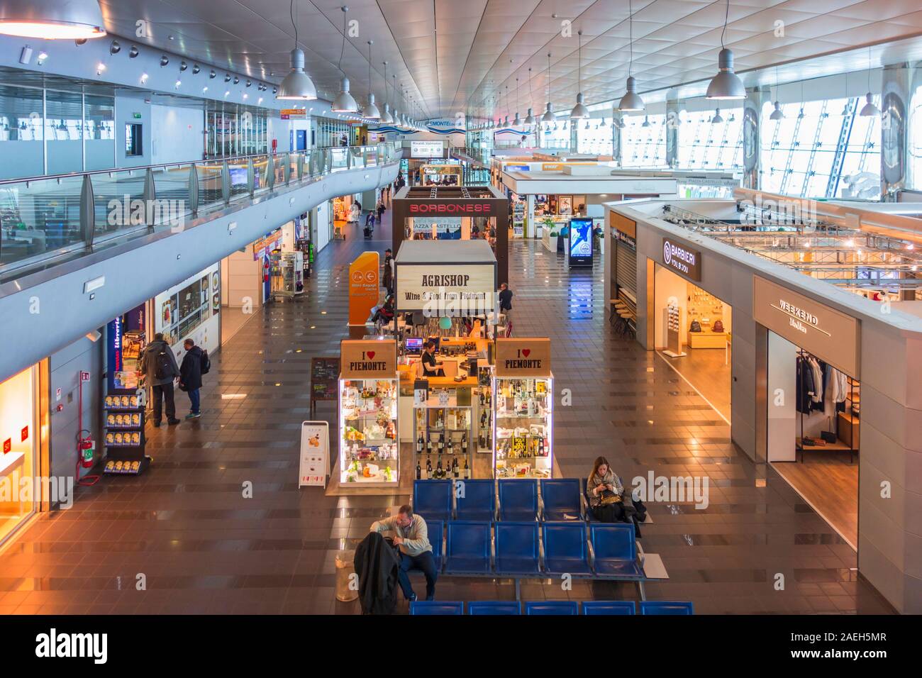 Vista di Torino Aeroporto con negozi e viaggiatori in attesa Foto Stock