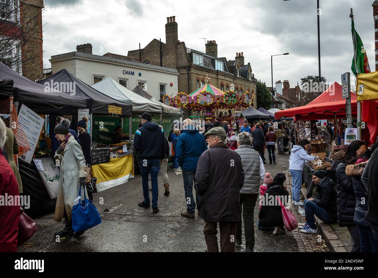 Wimbledon Village Fiera di Natale, persone visitano il Natale speciale farmers market parte dell'annuale Fiera di Natale, West London, England, Regno Unito Foto Stock