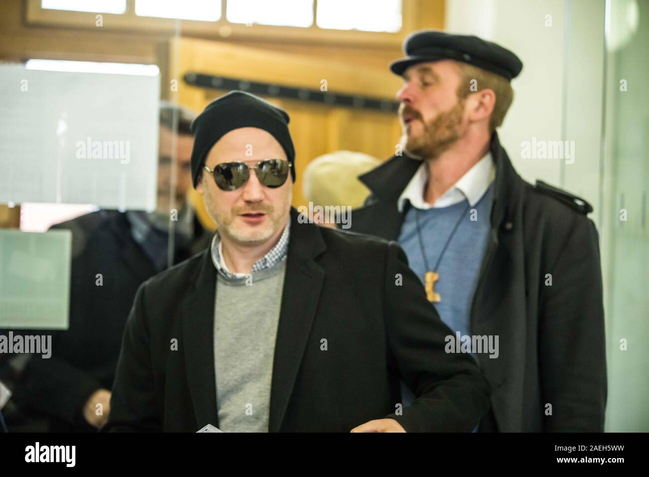 Dachau, Baviera, Germania. Il 9 dicembre, 2019. La cosiddetta ''žVolkslehrer' ('popoli''˜ insegnante'') Nikolai Nerling indossando un Thorr del martello con una Rune Hagal su di esso è apparso all'Amtsgericht di Dachau oggi per rispondere alle accuse di Negazionismo mentre sul campo di concentramento di Dachau motivi nel febbraio del 2019. Disegni di lui è stato co-accusato Stefan Z. La ex scuola di Berlino insegnante è una figura importante nella estremista di destra, esoterico e Reichsbuerger (cittadino sovrano) scene, offrendo pseudo-intellettuale negazione dell'Olocausto teorie come punti di discussione per i suoi seguaci, spesso la caduta Foto Stock