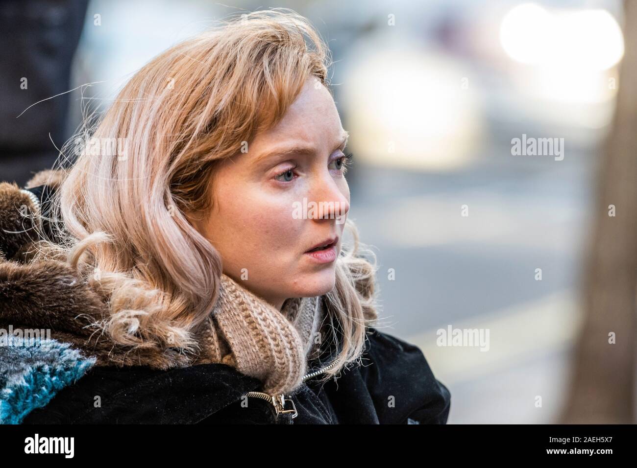 Londra, Regno Unito. Il 9 dicembre, 2019. Lily Cole visite scioperanti della fame Peter Cole, 76, e Marko, che sono stati in sciopero per 21 giorni, fuori CCHQ, nella speranza che qualcuno dal partito conservatore sarebbe venuto fuori e parlare loro di loro degli obiettivi climatici. Finora nessuno è venuto fuori. Estinzione Rebellion dodici giorni di crisi per garantire il clima e l'emergenza ecologica è in cima all'ordine del giorno questa elezione generale. Credito: Guy Bell/Alamy Live News Foto Stock