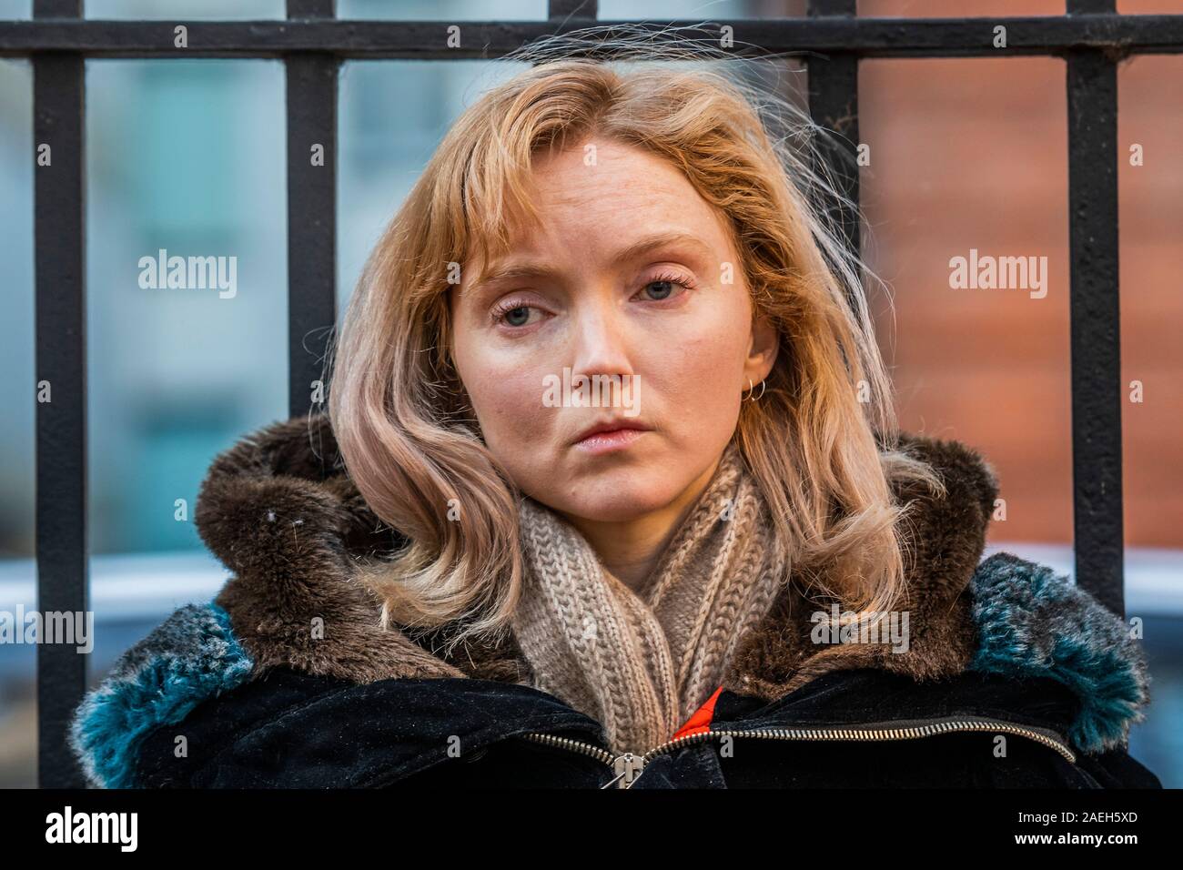 Londra, Regno Unito. Il 9 dicembre, 2019. Lily Cole visite scioperanti della fame Peter Cole, 76, e Marko, che sono stati in sciopero per 21 giorni, fuori CCHQ, nella speranza che qualcuno dal partito conservatore sarebbe venuto fuori e parlare loro di loro degli obiettivi climatici. Finora nessuno è venuto fuori. Estinzione Rebellion dodici giorni di crisi per garantire il clima e l'emergenza ecologica è in cima all'ordine del giorno questa elezione generale. Credito: Guy Bell/Alamy Live News Foto Stock