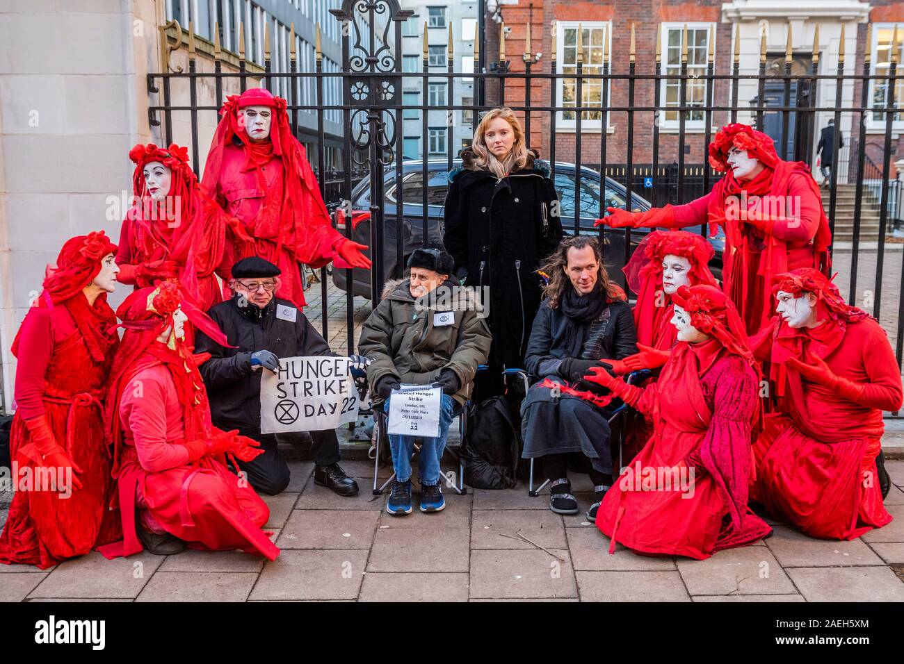 Londra, Regno Unito. Il 9 dicembre, 2019. Lily Cole visite scioperanti della fame Peter Cole, 76, e Marko, che sono stati in sciopero per 21 giorni, fuori CCHQ, nella speranza che qualcuno dal partito conservatore sarebbe venuto fuori e parlare loro di loro degli obiettivi climatici. Finora nessuno è venuto fuori. Estinzione Rebellion dodici giorni di crisi per garantire il clima e l'emergenza ecologica è in cima all'ordine del giorno questa elezione generale. Credito: Guy Bell/Alamy Live News Foto Stock
