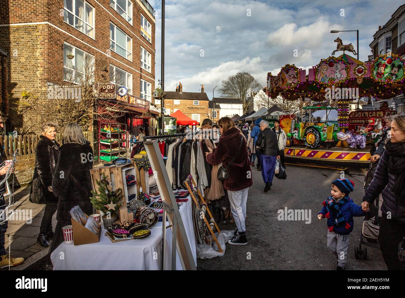 Wimbledon Village Fiera di Natale, persone visitano il Natale speciale farmers market parte dell'annuale Fiera di Natale, West London, England, Regno Unito Foto Stock