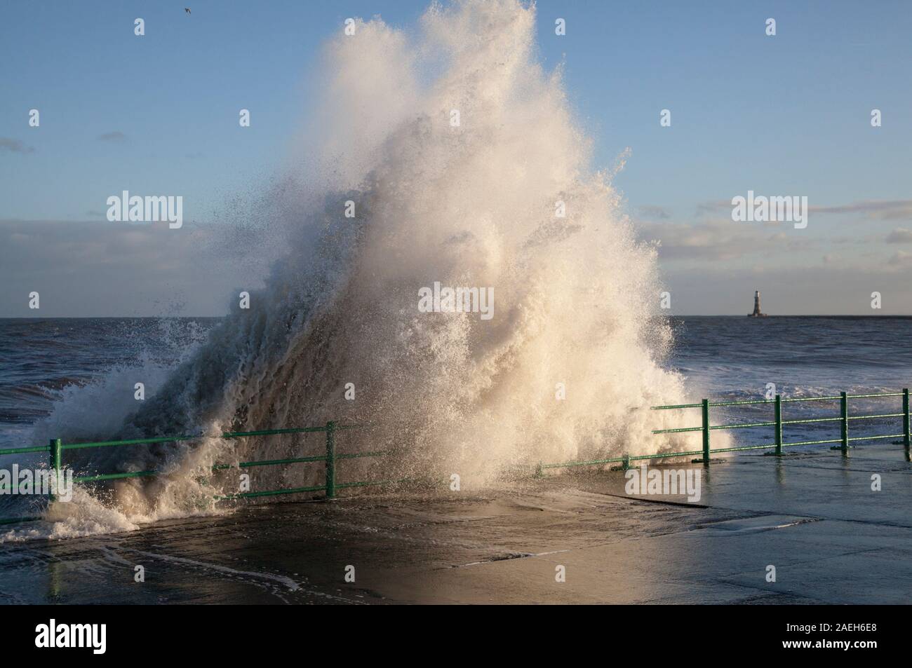 Regno Unito - Previsioni del tempo - 09/12/2019 - Le onde rompono lungo la promenade a Seaburn, Sunderland, Inghilterra Foto Stock