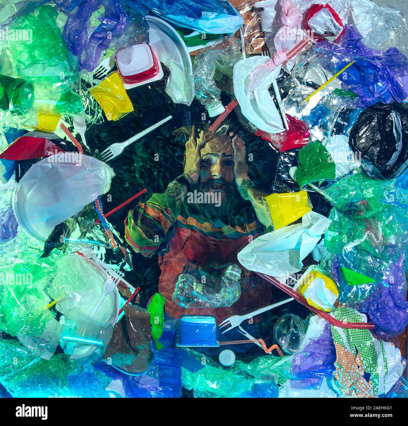 L'uomo annegamento in acqua sotto plastica destinatari pila, garbage. Utilizzate bottiglie e pacchi di riempimento oceano mondiale uccisione di persone. Ecologia, Ambiente concetto, plastica e vetro inquinamento, natura disastro. Foto Stock