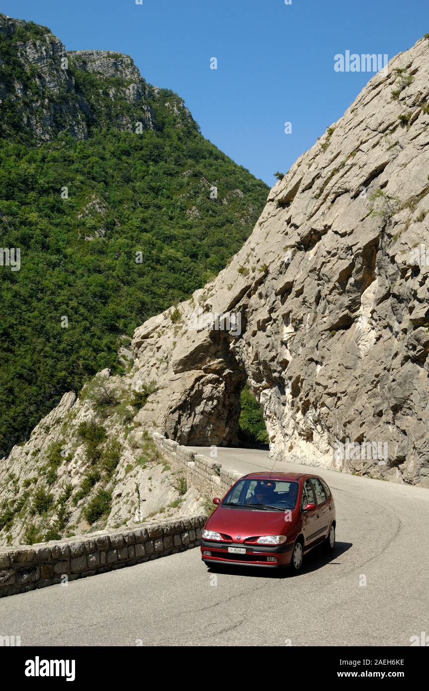 Guida in auto attraverso il Canyon di Clue de Taulanne o la Gola nr Castellane Alpes-de-Haute-Provence Provenza Francia Foto Stock