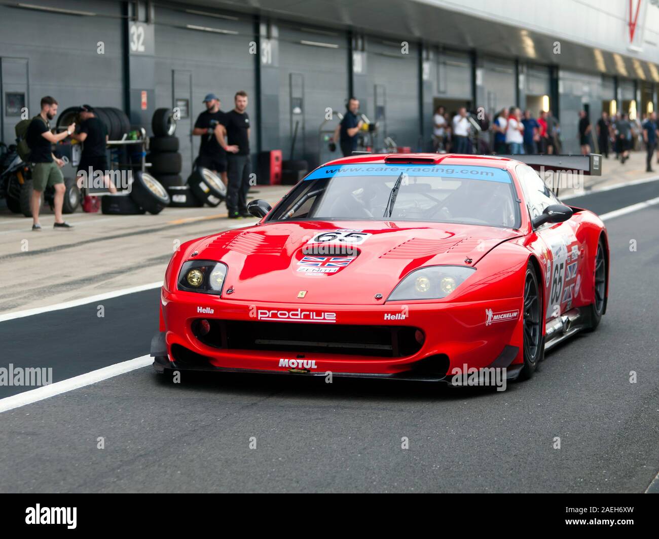Max Girado, in una Red, 2001, Ferrari 550, uscendo dalla pit lane, durante l'Aston Martin Trophy per Masters Endurance Legends. Foto Stock