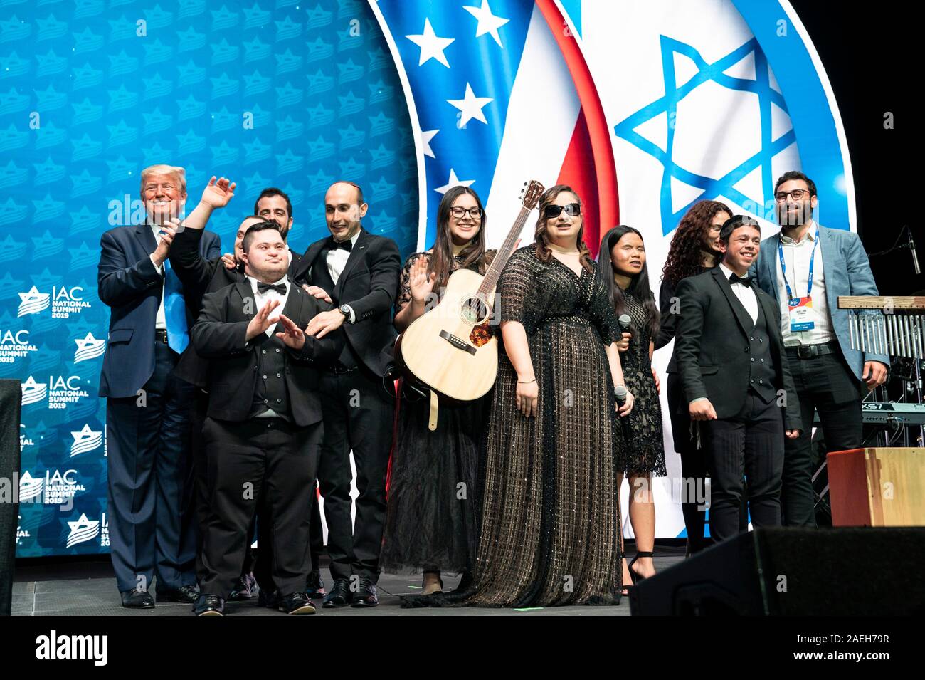 U.S presidente Donald Trump pone con la banda di Shalva, durante l'Israeliano Consiglio Americano vertice nazionale presso il Diplomat Beach Resort Dicembre 7, 2019 in Hollywood Florida. Foto Stock