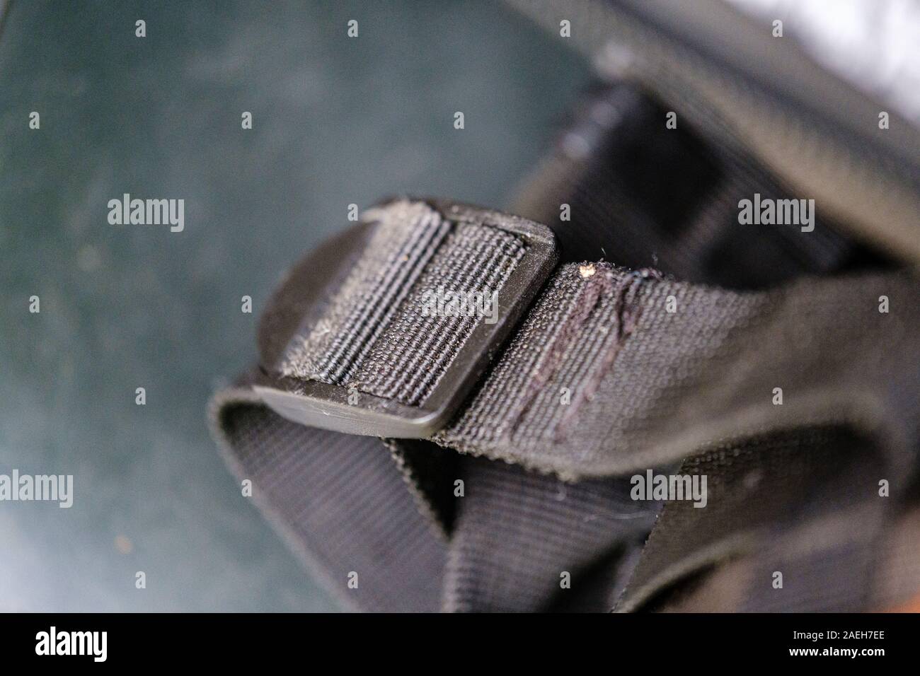 Tracolla per chitarra dettagli su blur sullo sfondo Foto Stock