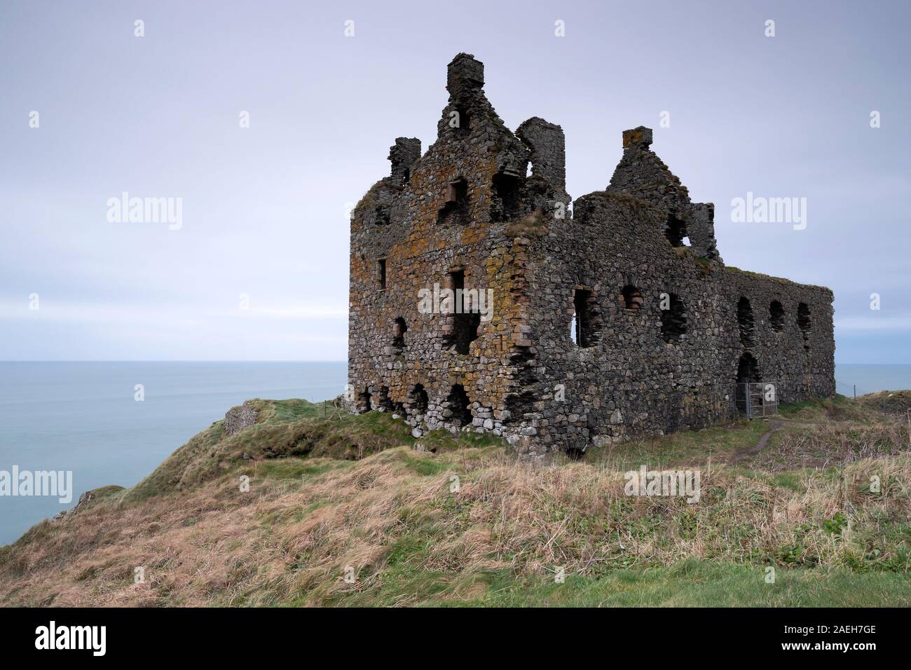 Fotografia di © Jamie Callister. Cui il Dunskey Castle, situato sulla costa occidentale della Scozia nel South Ayrshire, sud ovest della Scozia, Regno Unito, 22 novembre Foto Stock