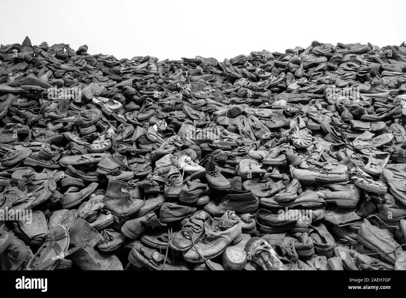 Scarpe e Calzature appartenenti ai detenuti ora in mostra ad Auschwitz I Campo di concentramento in Polonia - Konzentrationslager Auschwitz. Un ex ar polacco Foto Stock