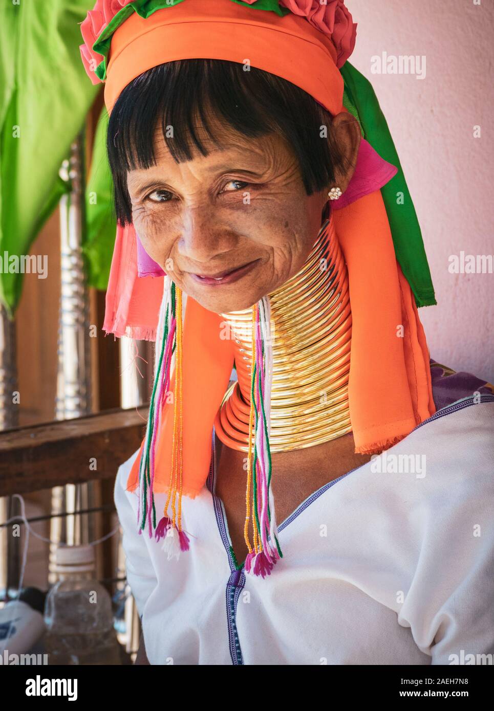 Ritratto di una donna eldery dalla tribù Kayan indossando il tradizionale costume e collo in ottone anelli in padella Pet village, Loikaw, Myanmar. Foto Stock