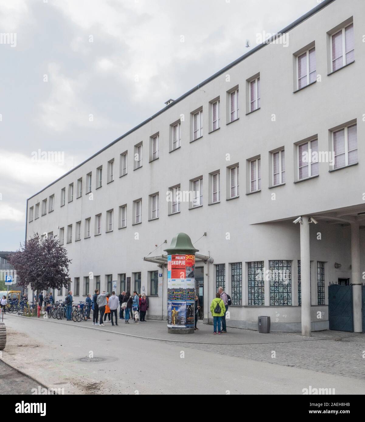 Oskar Schindler elemento metallico in fabbrica a Cracovia, Polonia. Schindler salvò la vita di 1200 ebrei durante la Shoah. Egli li impiegati nel suo enamelwar Foto Stock