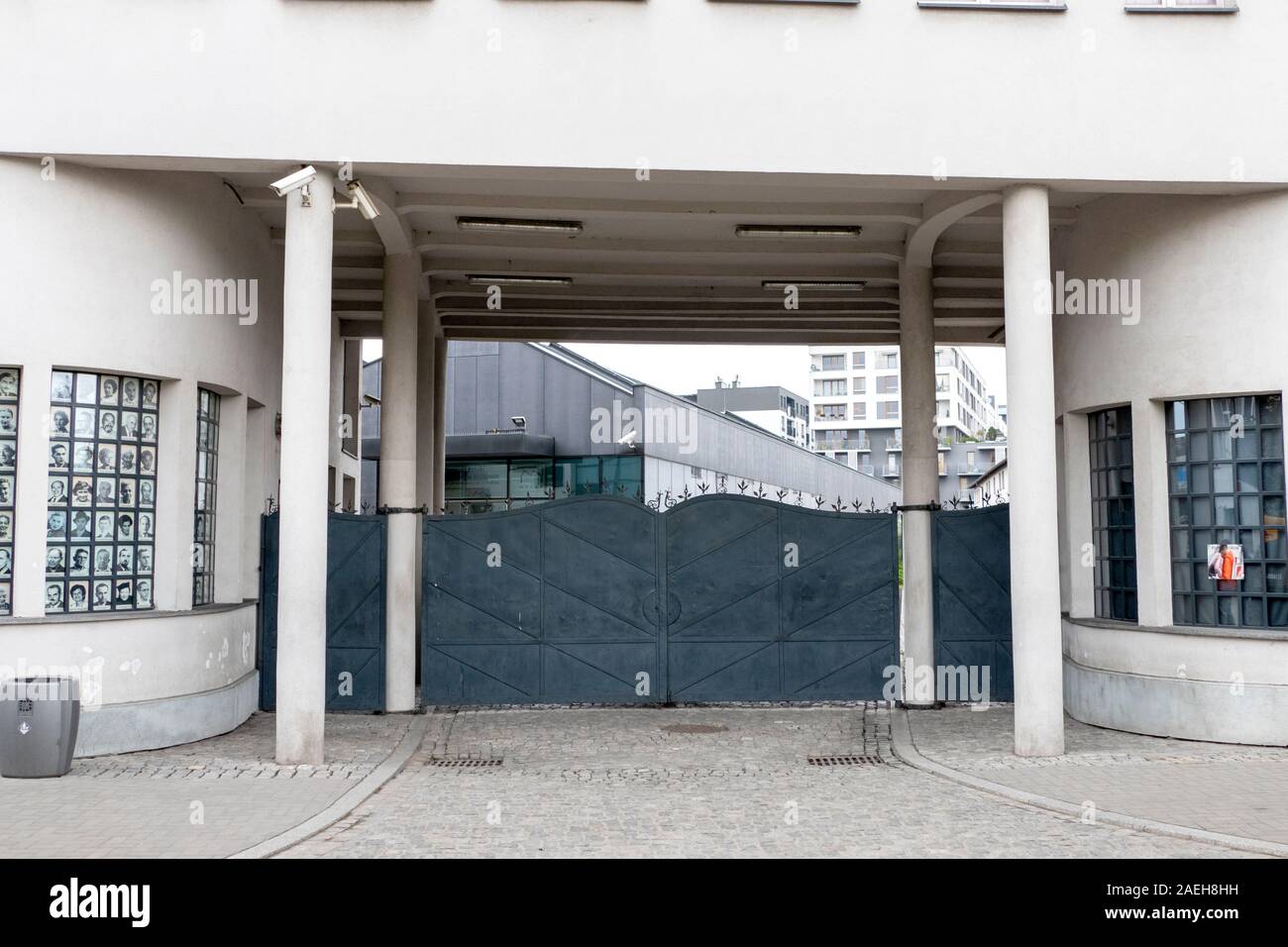Oskar Schindler elemento metallico in fabbrica a Cracovia, Polonia. Schindler salvò la vita di 1200 ebrei durante la Shoah. Egli li impiegati nel suo enamelwar Foto Stock