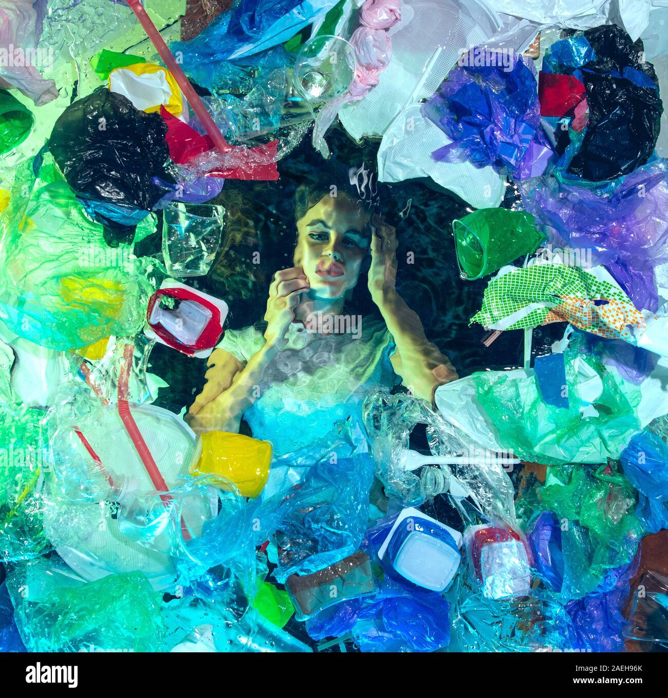 Donna annegamento in acqua sotto plastica destinatari pila, garbage. Utilizzate bottiglie e pacchi di riempimento oceano mondiale uccisione di persone. Ecologia, Ambiente concetto, plastica e vetro inquinamento, natura disastro. Foto Stock