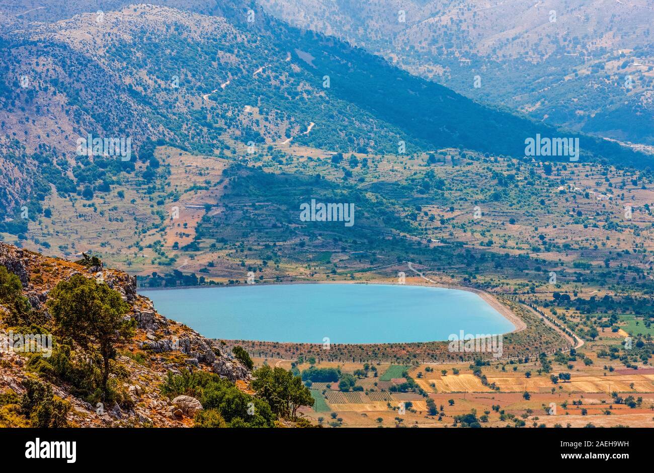 Vista del Lassithi Plateau con un serbatoio artificiale, Creta, Grecia Foto Stock
