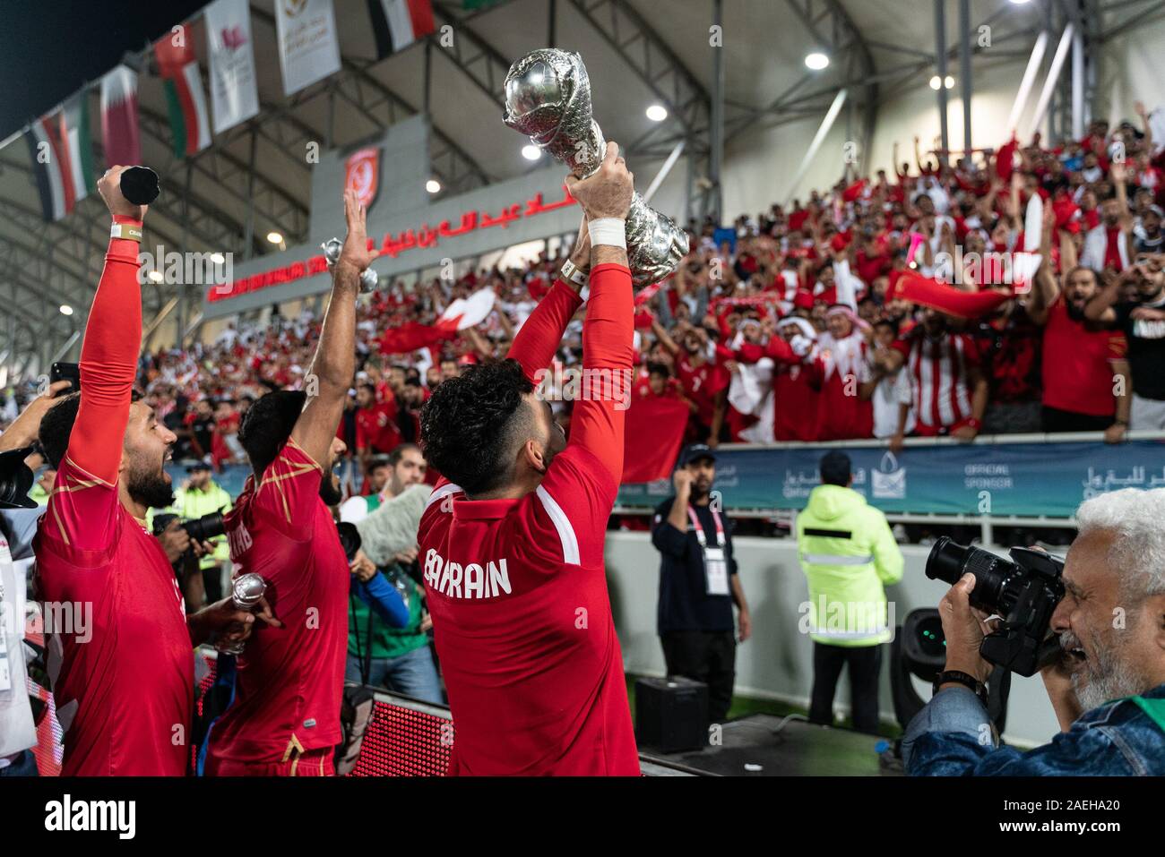 Bahrain National Football team di giocatori per celebrare la loro vittoria nel Golfo finale di coppa. Il Bahrein ha vinto il Golfo Arabico Cup titolo per la prima volta con una vittoria 1-0 sopra l'Arabia Saudita nella finale di domenica. Bahrain lo scorso ha raggiunto la finale nel 2004. I sauditi stavano cercando di sollevare il titolo per la quarta volta. Durante la competizione la fase di gruppo, Bahrain aveva perso 0-2 in Arabia Saudita. Foto Stock