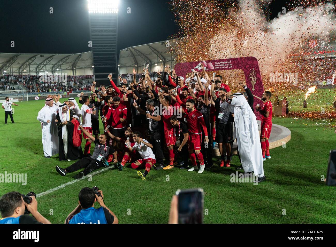 Bahrain National Football team di giocatori per celebrare la loro vittoria nel Golfo finale di coppa. Il Bahrein ha vinto il Golfo Arabico Cup titolo per la prima volta con una vittoria 1-0 sopra l'Arabia Saudita nella finale di domenica. Bahrain lo scorso ha raggiunto la finale nel 2004. I sauditi stavano cercando di sollevare il titolo per la quarta volta. Durante la competizione la fase di gruppo, Bahrain aveva perso 0-2 in Arabia Saudita. Foto Stock