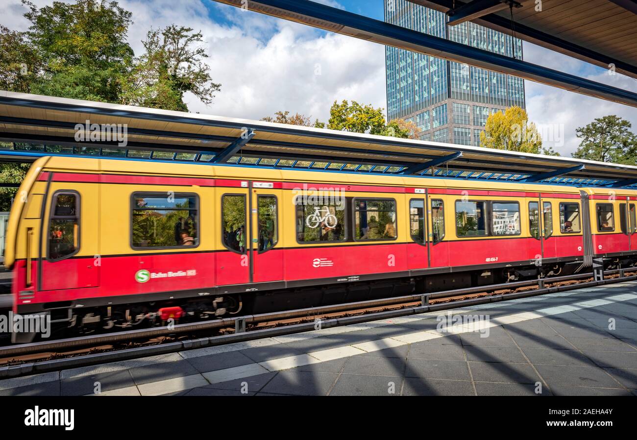 Un S-Bahn treno arrivando a Treptower Park Station, Berlino, Germania Foto Stock