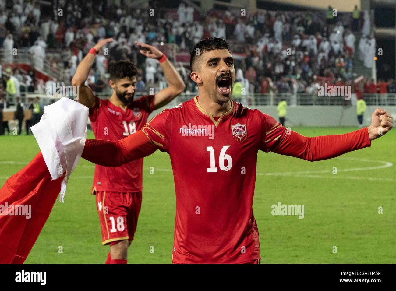 Bahrain National Football team di giocatori per celebrare la loro vittoria nel Golfo finale di coppa. Il Bahrein ha vinto il Golfo Arabico Cup titolo per la prima volta con una vittoria 1-0 sopra l'Arabia Saudita nella finale di domenica. Bahrain lo scorso ha raggiunto la finale nel 2004. I sauditi stavano cercando di sollevare il titolo per la quarta volta. Durante la competizione la fase di gruppo, Bahrain aveva perso 0-2 in Arabia Saudita. Foto Stock